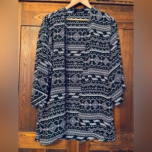 Women’s Size Large Black & White Geometric Design Wrap